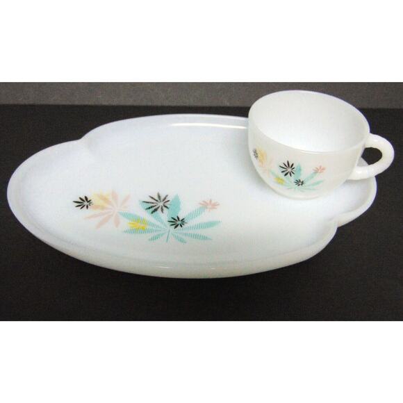 VTG 4PC Milk Glass Child SNACK SETS Plates Cups Flower Design Mid Century Modern - Picture 7 of 12